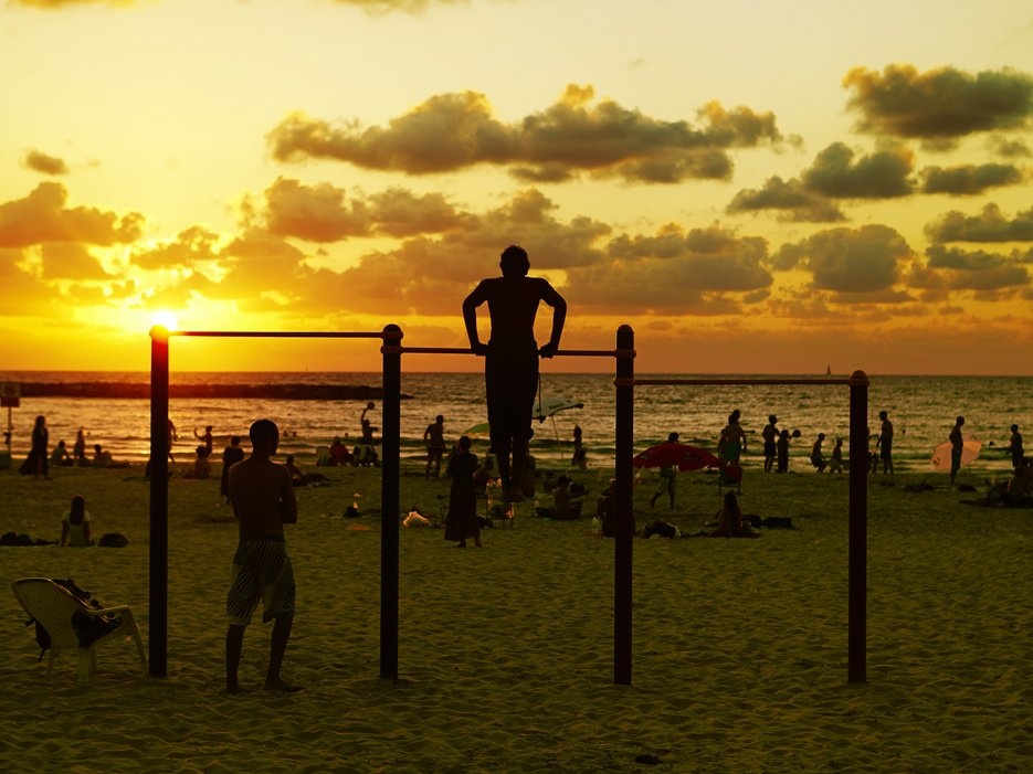 9. Tel Aviv: Những bãi biển dài đầy những câu lạc bộ và quán cà phê mang kiến trúc Art Deco và Bauhaus, những món ăn tuyệt ngon cùng cảm giác tự do tự tại là điều du khách có thể tìm thấy ở vùng đất Israel này.