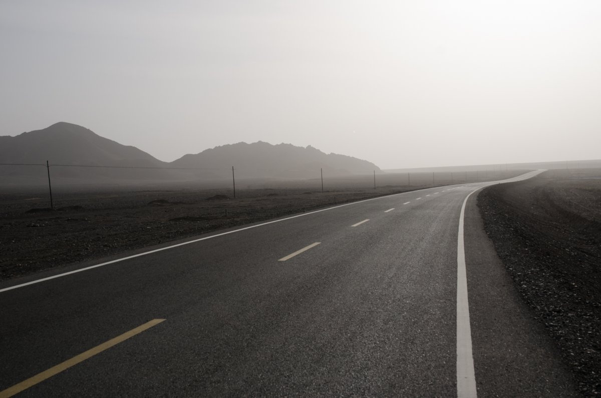 Xuôi về phía nam, anh gặp một thách thức khác - sa mạc Gobi rộng mênh mông.