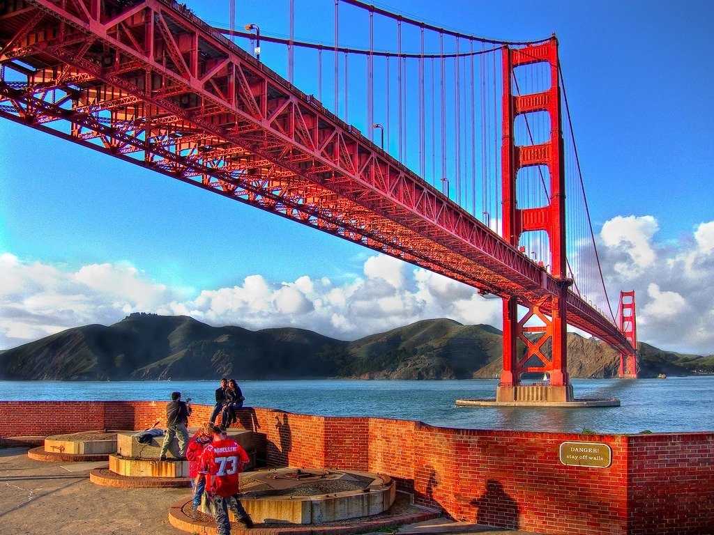 Cầu Cổng Vàng, San Francisco, Mỹ: Khi đến đây, bạn nên mang theo áo ấm do gió ở đây rất mạnh, kể cả trong những ngày trời nắng. Nếu không, bạn sẽ phải mua đồ với giá cắt cổ.