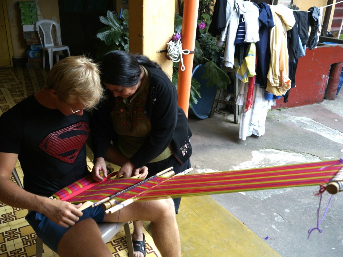 Anh ở cùng người dân tại một ngôi làng nông thôn ở Guatemala, được họ dạy cách dệt vải.