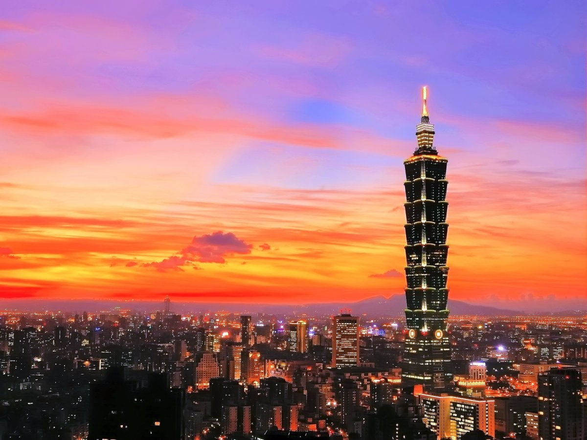 Taipei 101, Đài Bắc: Mặc dù tòa tháp này đã mất danh hiệu tòa nhà cao nhất thế giới, nhưng đây vẫn là điểm thu hút khách du lịch. Khi đến đây, bạn không nên mua đồ ở các quầy bán đồ lưu niệm mà nên đến khu mua sắm ngay cạnh đó cho rẻ. Nhà hàng trên đỉnh tháp cũng có giá cắt cổ, trong khi đồ ăn ở khu ăn uống và nhà hàng trong khu mua sắm vừa ngon và rẻ hơn nhiều.