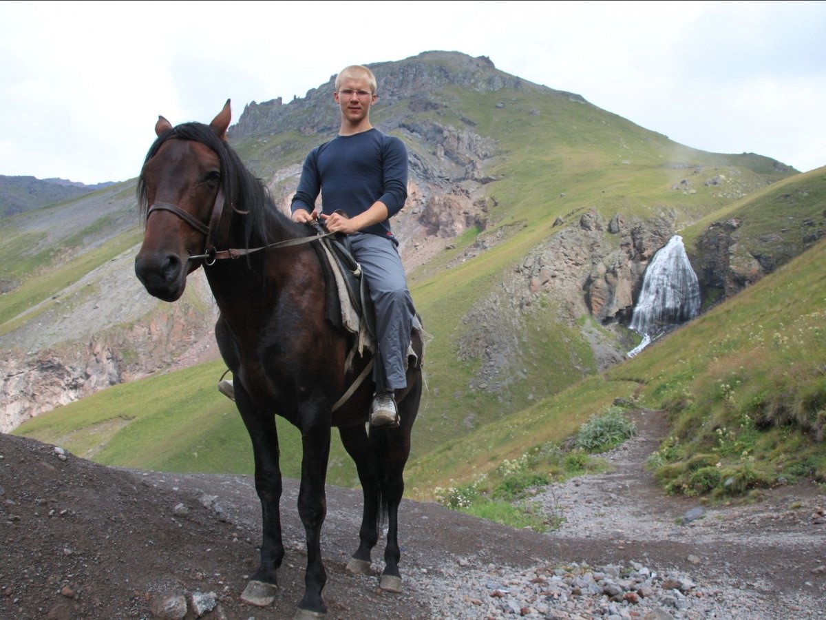 Một trong những trải nghiệm Smirnoff thích nhất là sống ở vùng núi Caucasus trong 1 tháng, chăn đàn cừu gồm 200 con. Dãy núi này nằm ở Eurasia, giữa biển Đen và biển Caspian. 