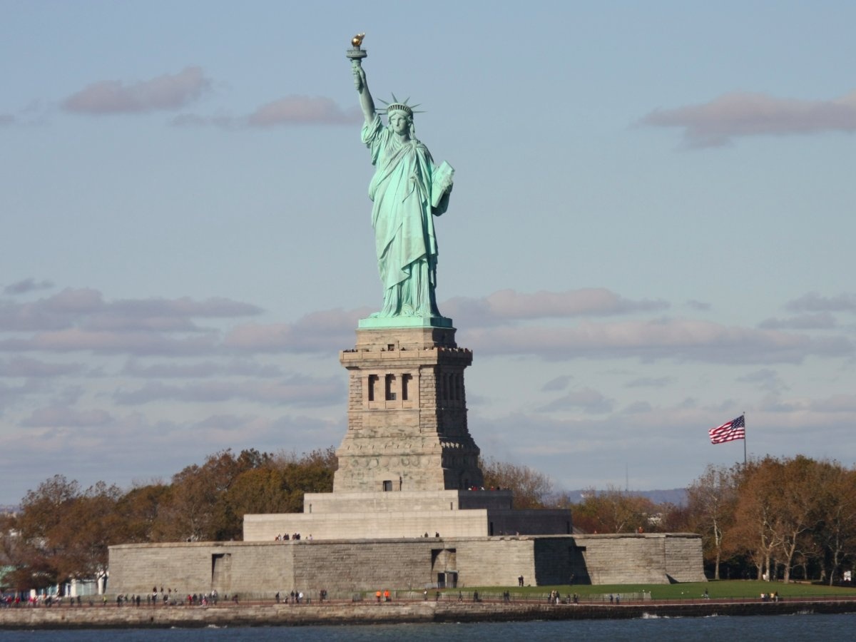 Đảo Liberty, New York: Thay vì đến đây, bạn hãy đi phà đến đảo Staten để ngắm tượng Nữ thần Tự Do và đảo Ellis mà không phải dướn cổ lên nhìn.