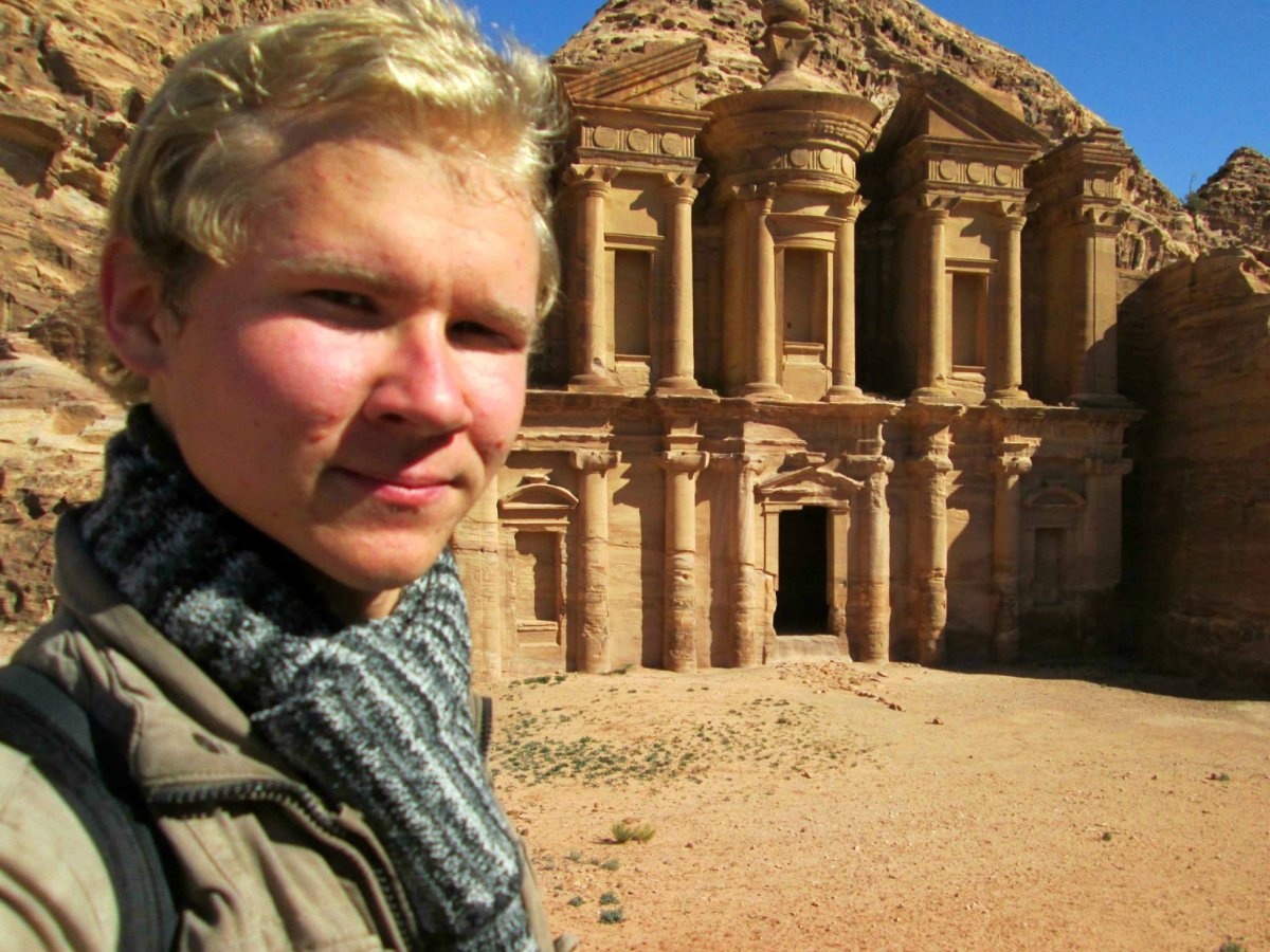 Anh ghé qua thành cổ Petra khi đến Jordan.