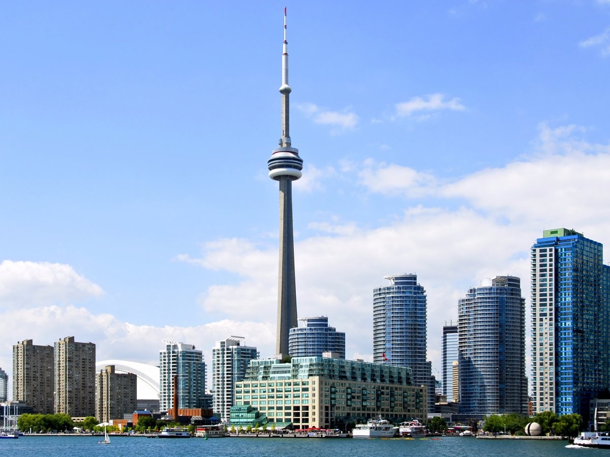 Toronto’s CN Tower: Đây là nơi hút khách du lịch do kiến trúc độc đáo và có thể ngắm toàn cảnh thành phố. Bạn nên đến đây lúc hoàng hôn để có thể chiêm ngưỡng cảnh tượng ngoạn mục nhất.