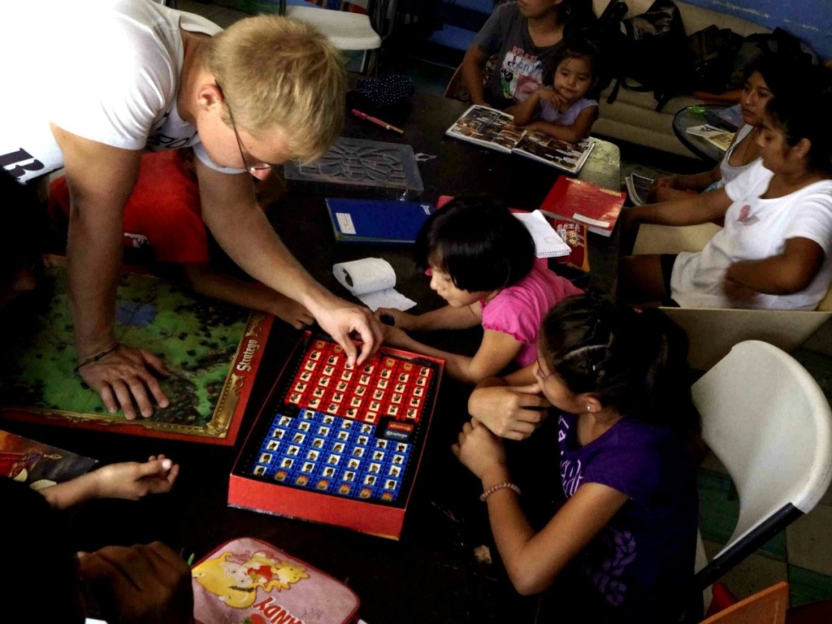 Anh còn dành thời gian tại trung tâm dành cho các bà mẹ và trẻ em bị nhiễm AIDS. Mỗi nơi anh qua, anh đều cố gắng làm điều gì đó có ích cho cộng đồng.