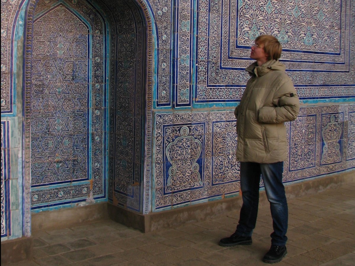 Smirnoff đến 5 trong số những nước nguy hiểm nhất thế giới, gồm Syria, Somalia,  Congo, Eritrea, và Sudan. Bức ảnh chụp khi anh đang ở Uzbekistan và học về văn hóa của người Hồi giáo.