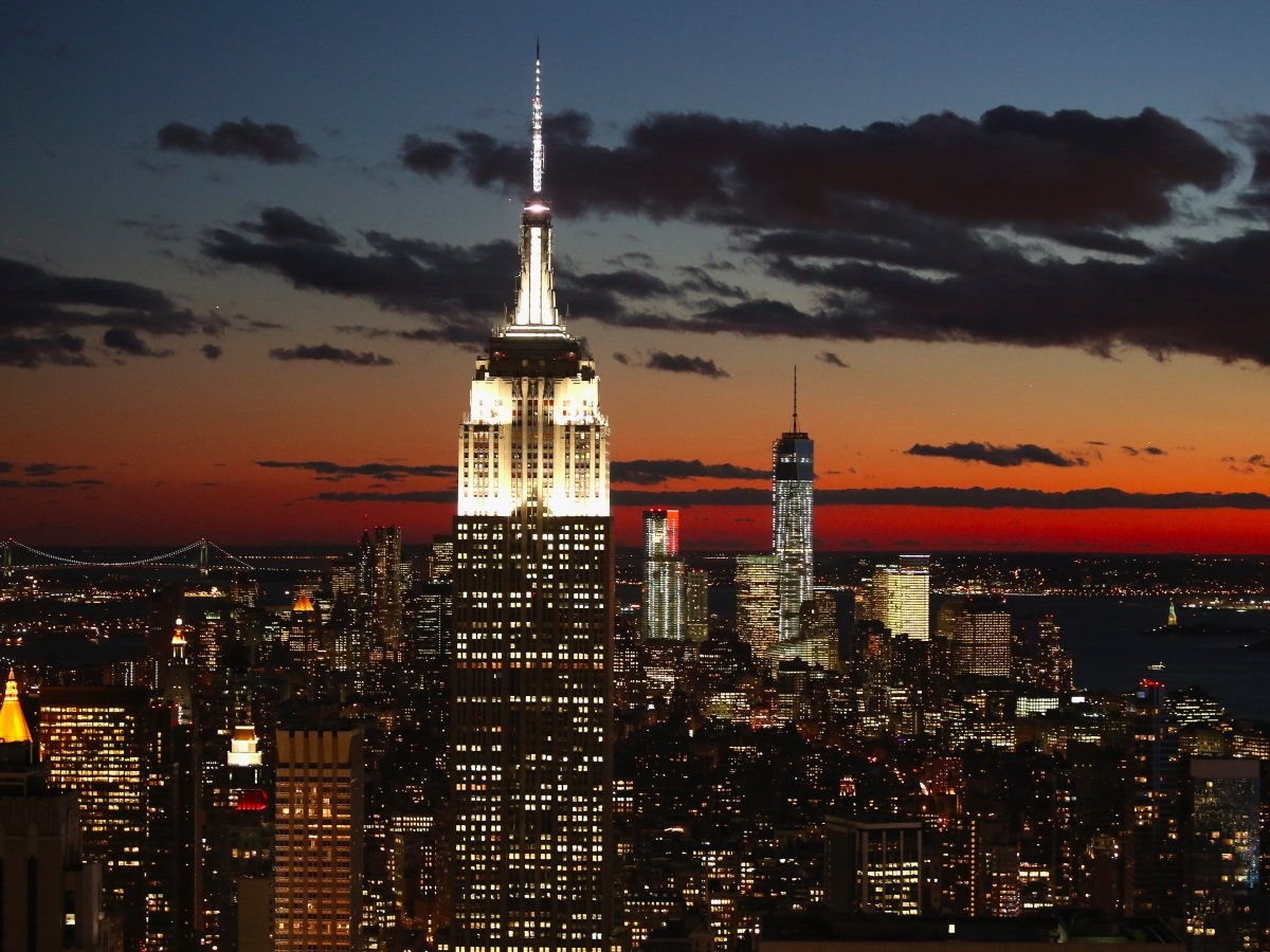 Tòa nhà Empire State, New York, Mỹ: Nếu muốn ngắm toàn cảnh New York, bạn hãy đến Top of the Rock thay vì Empire State Building vì ở đây bạn sẽ có tầm nhìn đẹp hơn, giá vé rẻ hơn và thời gian chờ đợi cũng ngắn hơn.