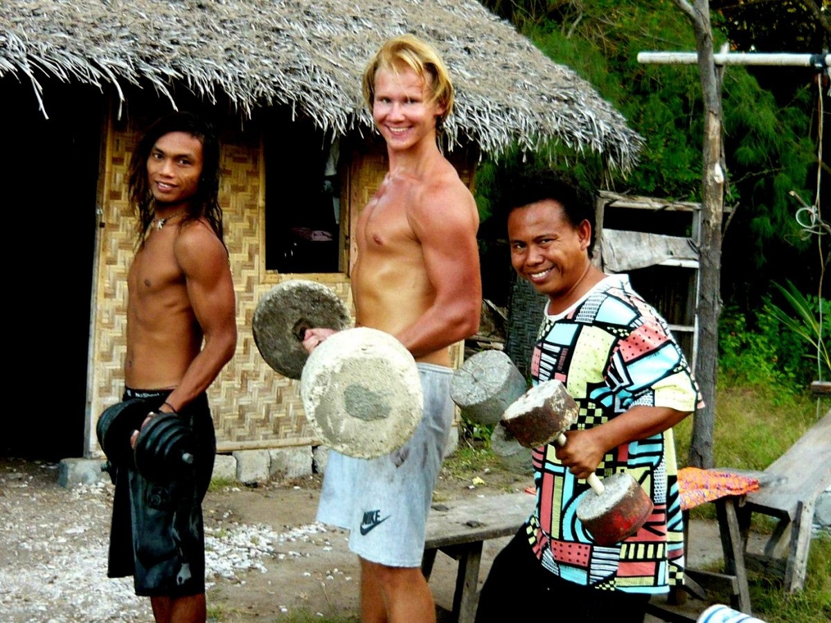 Anh tự gọi mình là “Ruso Loco”, hay người Nga điên rồ. Anh không từ bỏ bất cứ nơi nào hay thử bất cứ điều gì. Smirnoff ở cùng người bản địa trên một hòn đảo cách Australia 200 km.