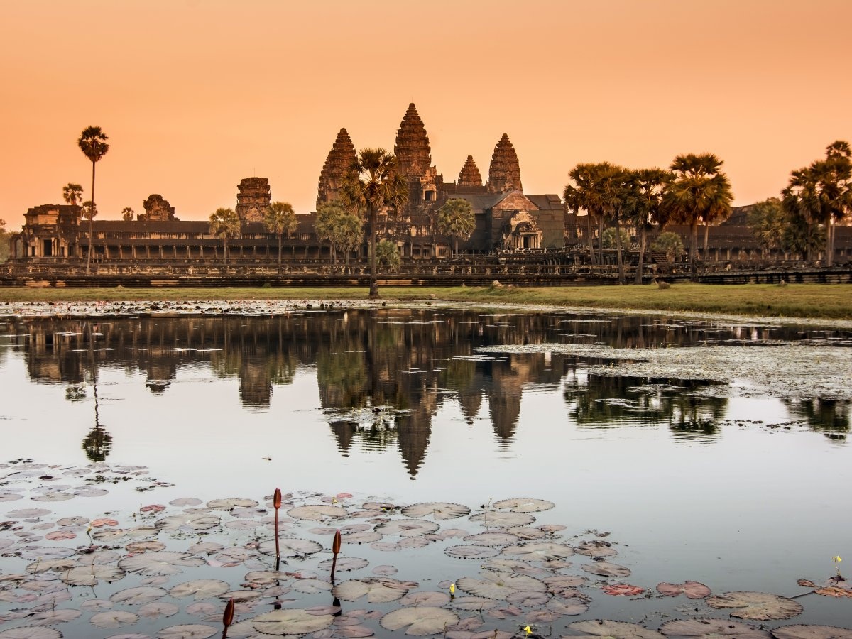 Angkor Wat, Campuchia: Khu đền kỳ vĩ một phần do rất rộng. Bạn nên khám phá những ngôi đền ít nổi tiếng bên cạnh những đền nhiều du khách đến thăm. Đồng thời, bạn nên tránh chụp ảnh các nhà sư hoặc người dân bản địa nếu chưa xin phép vì bạn có thể làm họ khó chịu.
