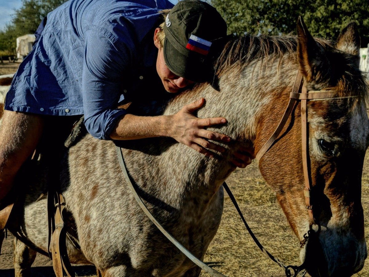 Cũng ở Mexico, Smirnoff làm việc tại một trang trại ngựa ở Chihuahua. Anh làm tổng cộng 200 nghề trên chuyến đi để trang trải chi phí và cố tránh tiêu tiền.