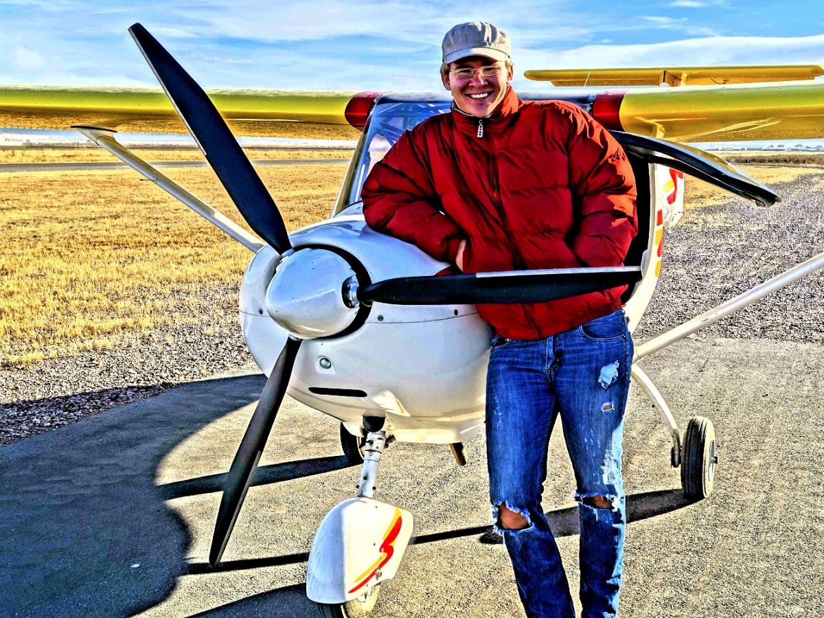 Anh còn học lái máy bay. Đây là một trải nghiệm rất nhiều áp lực vì là lần đầu của anh.