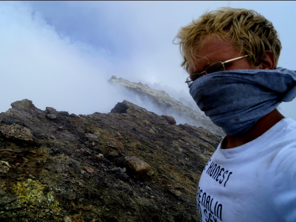 Smirnoff đến Pacaya, một trong những ngọn núi lửa hoạt động mạnh nhất ở Guatemala. Anh làm việc cùng một nhóm chuyên gia về núi lửa. Trong lúc cố lấy một mẫu đá, Smirnoff bị ngã vào miệng núi lửa. Anh phải nằm viện trong 2 ngày sau đó.