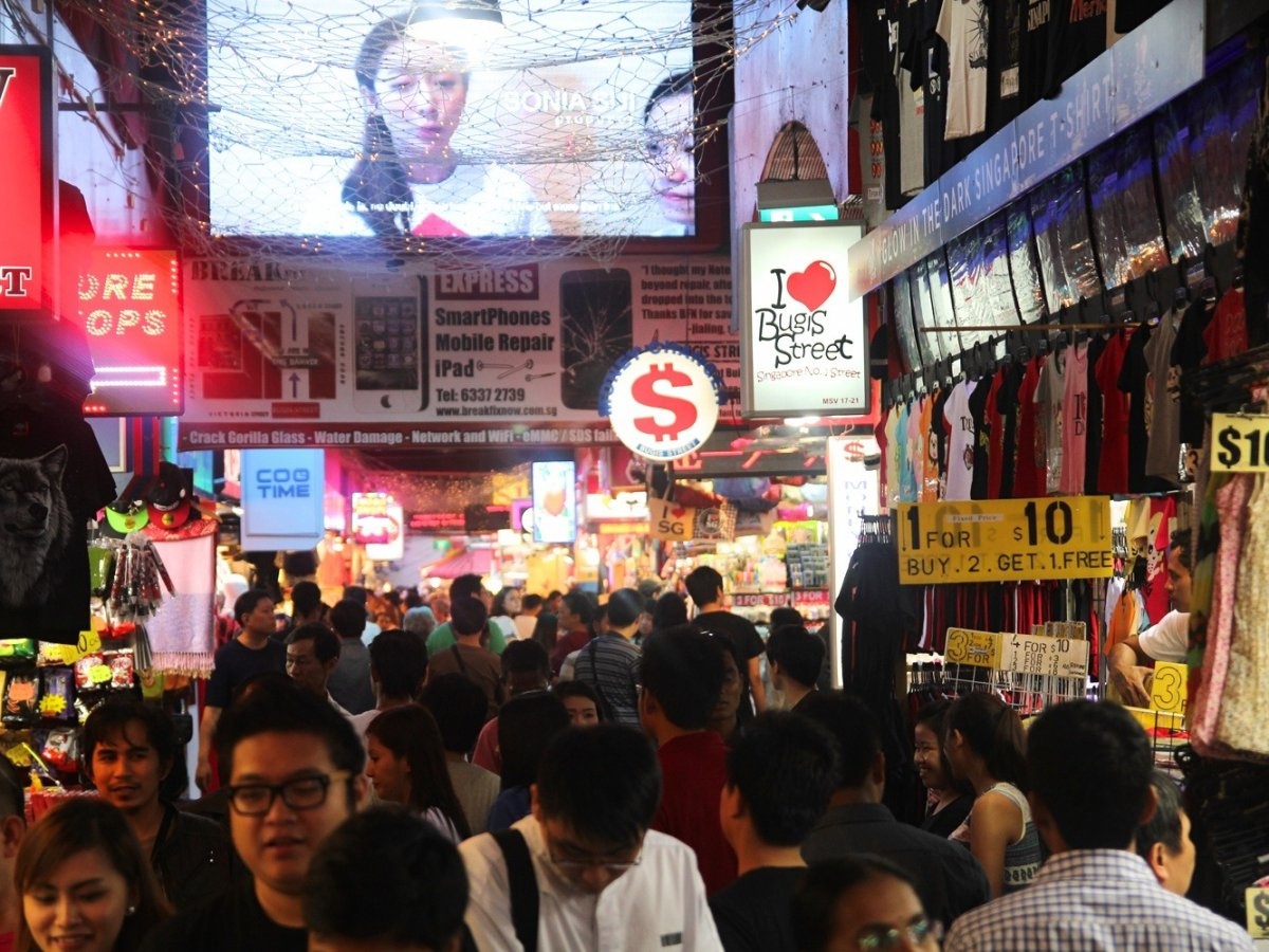 Nếu muốn mua sắm giá rẻ, bạn có thể đến Bugis Street. Ở đây có khu chợ bán các loại quần áo, giày dép, phụ kiện và các quầy bán đồ ăn với mức giá dễ chịu. Đặc biệt, cửa hàng Good Old Days còn có các món đồ cổ từ thập niên 60 – 90.