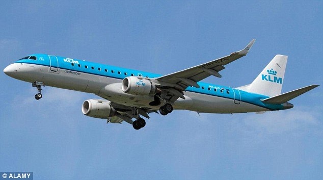 James bị cấm bay trên các chuyến bay của hãng KLM trong 5 năm.