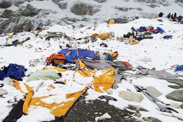 Cảnh hoang tàn tại Everest sau trận lở tuyết hồi đầu năm.