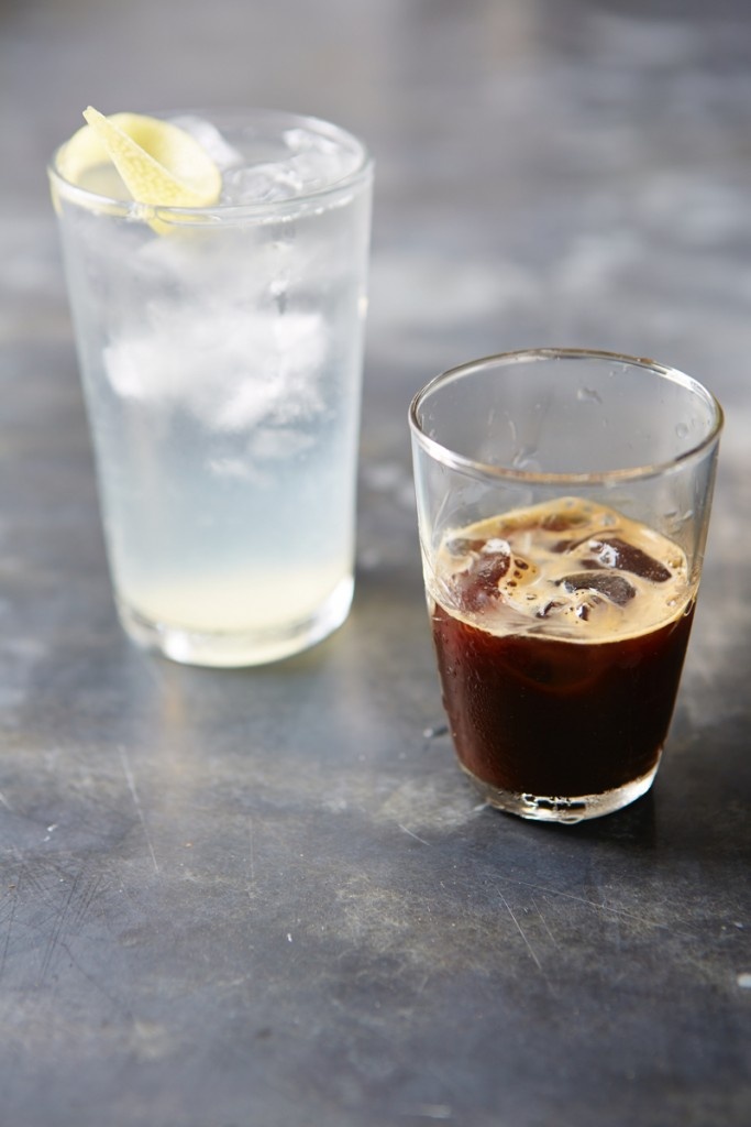 2. Mazagran: Được coi là cà phê đá đầu tiên trên thế giới, Mazagran được mang từ Bắc Phi đến Pháp vào thế kỷ 19. Món đồ uống này nhanh chóng được ưa chuộng tại Pháp và trở thành loại cà phê đầu tiên ở châu Âu được đựng trong ly cao và hẹp. Thành phần chính của Mazagran là cà phê espresso, nước cốt chanh và đá viên.