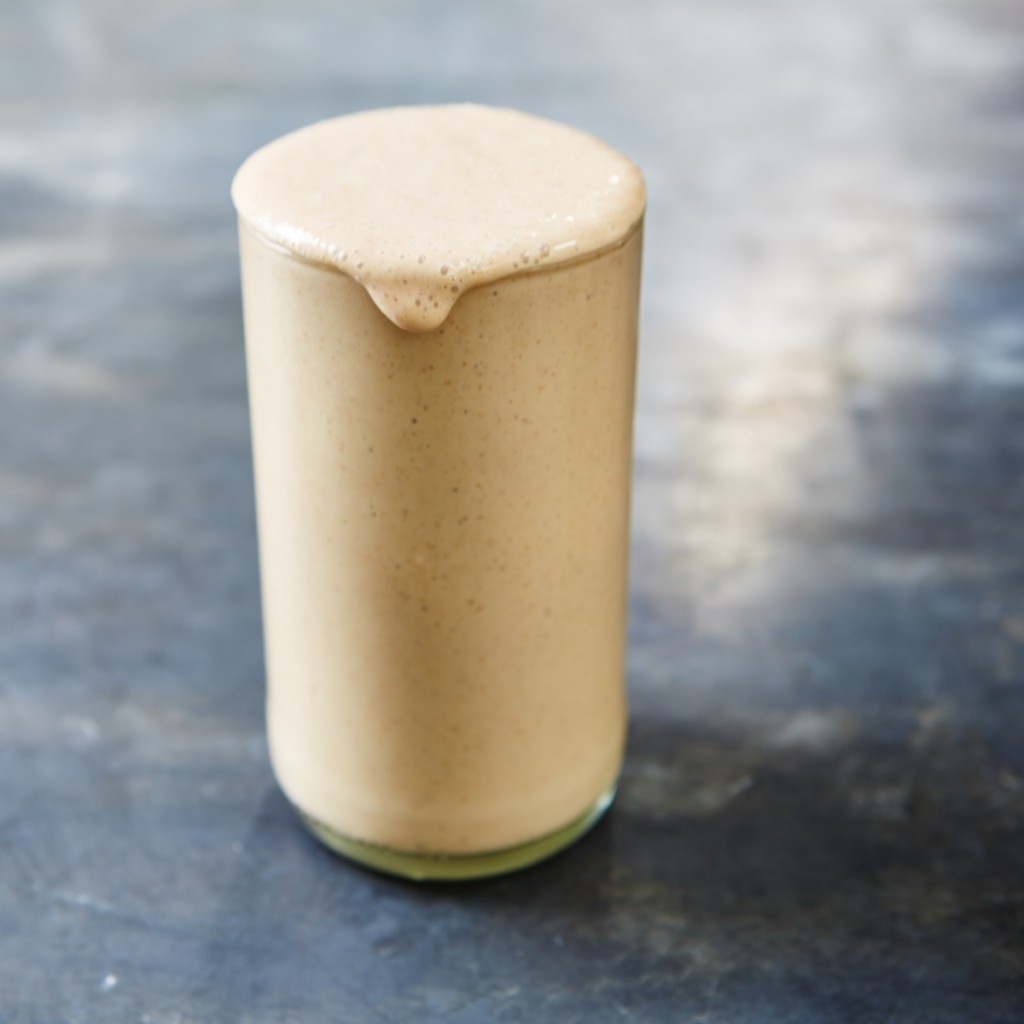 5. Cà phê sữa lắc: Cà phê được lắc đều, tạo thành dạng kem mát lạnh. Đầu tiên, người ta cho vanilla và sữa dừa vào một chiếc chảo rồi đun sôi, sau đó cho vào tủ đông. Hạt chia được ngâm trong sữa dừa. Sau đó, hôn hợp kem lạnh và hạt chia được cho vào máy xay sinh tố cùng cà phê.