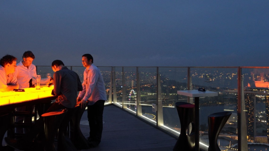 1-Altitude: Nằm ở độ cao 282 m, đây là quán bar al fresco cao nhất thế giới. Vào ngày đẹp trời, du khách còn có thể nhìn sang Malaysia. Vào ban đêm, ánh đèn điện lung linh từ các tòa nhà bên dưới tạo cảm giác như một tấm thảm đầy sao trải dưới chân bạn. Du khách đến đây nên nhớ không mặc quần soóc hay đi dép xỏ ngón, và nên đặt bàn trước. Quán mở lúc 18h, bạn nên đến trước 18h30 để có cơ hội ngắm hoàng hôn.