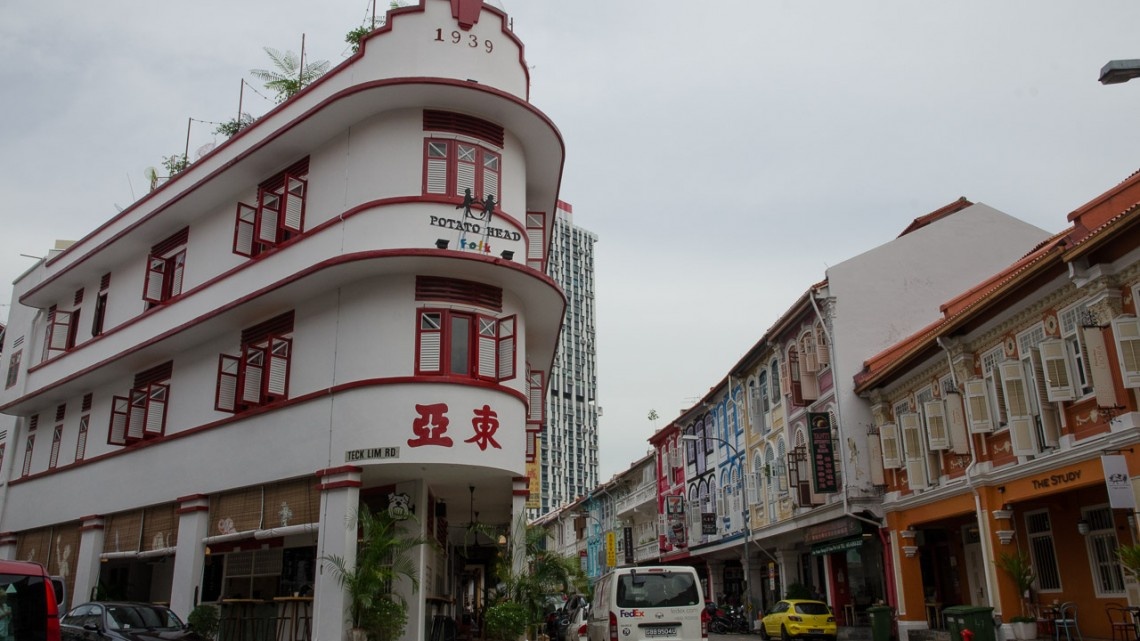 The Rooftop Potato Head Folk: Quán bar nằm tại một tòa nhà phong cách Art Deco ấn tượng. Bàn ghế trong quán làm bằng gỗ cùng những họa tiết trang trí ngộ nghĩnh trên tường, tạo một cảm giác hoài cổ cho du khách. Quán mở từ 17h nhưng đóng cửa vào các ngày thứ hai trong tuần.