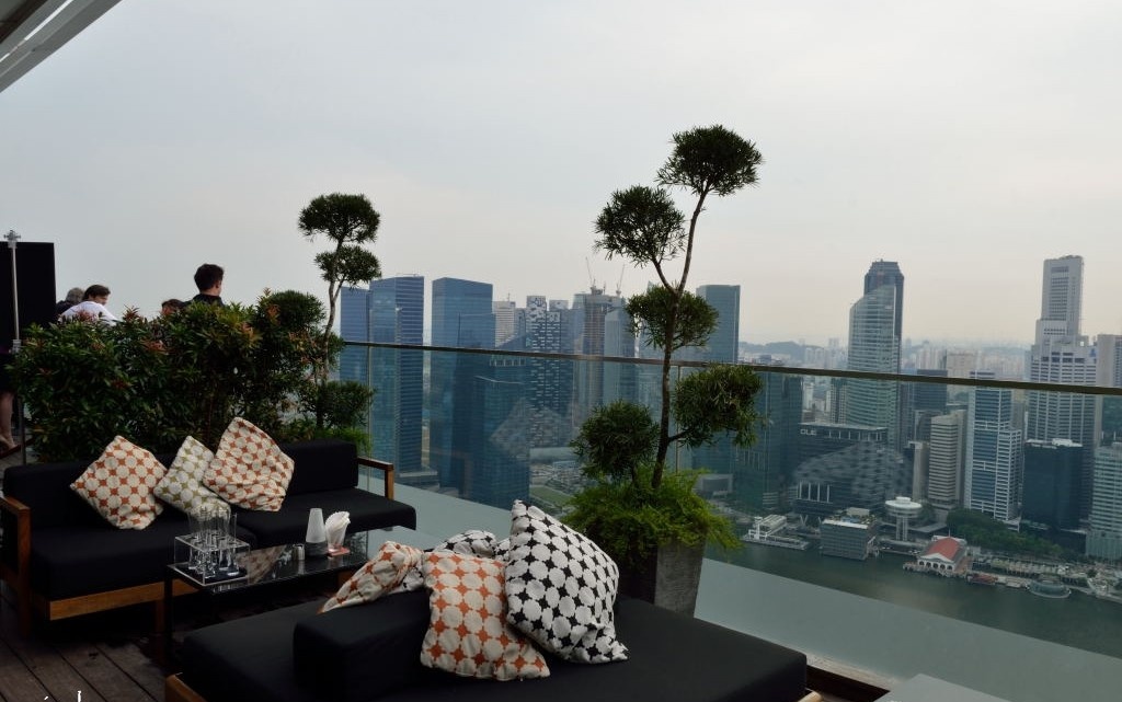 Cé La Vi: Nằm ở Marina Bay Sands, một trong những khách sạn nổi tiếng nhất ở Singapore, Cé La Vi ban đầu được gọi là Ku De Ta. Du khách đến đây sẽ có thể chiêm ngưỡng toàn cảnh ngoạn mục bên trên vịnh Marina. Quy định về trang phục ở đây cũng khá khắt khe, khách hàng không được phép mặc quần soóc, áo sát nách hay đi dép xỏ ngón. Mỗi tuần quán bar đều có DJ và tổ chức các sự kiện đặc biệt.