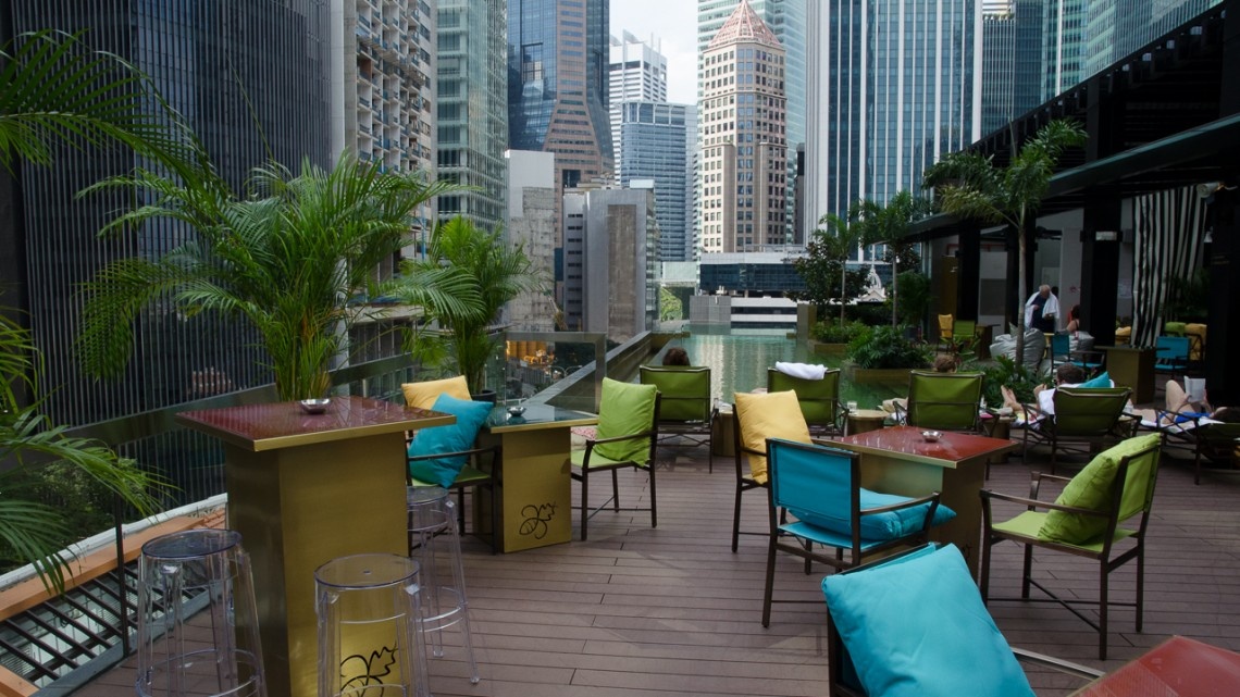 Hi-So: Nằm trên tầng 16 của khách sạn xinh đẹp Sofitel So Singapore, quán bar cho du khách cảm giác ở lưng chừng khu trung tâm thành phố với các tòa cao ốc xung quanh cùng một bể bơi xinh xắn. Quán bar này nổi tiếng với món đồ uống mojito, còn đồ ăn có phần hạn chế.