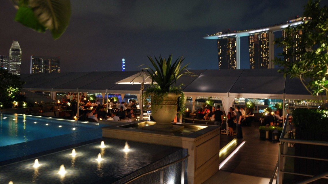 Lantern: Quán bar nằm trên sân thượng khách sạn The Fullerton Bay với thiết kế kiểu dáng Địa Trung Hải cùng một hồ bơi xinh xắn. Dịch vụ ở đây theo tiêu chuẩn hạng nhất, du khách sẽ có cơ hội ngắm Marina Bay trải dài trước mặt. Thời điểm lý tưởng để ngắm cảnh ở Lantern là vào buổi chiều muộn, với ánh đèn laser rực rỡ từ mặt vịnh.