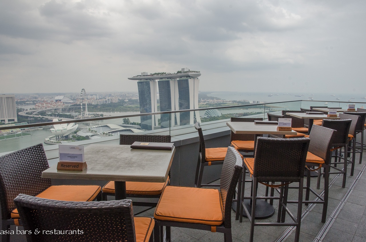 Level33: Quán bar lý tưởng cho các tín đồ của bia. Level33 hiện là xưởng chế biến bia thủ công có vị trí cao nhất thế giới. Du khách đến đây sẽ bị phân tán tư tưởng, giữa một bên là cảnh đẹp của trung tâm Singapore, một bên là những thùng bia bằng đồng được trưng bày một cách ấn tượng. Thời điểm lý tưởng để đến Level33 là trước 18h, du khách có thể dễ dàng kiếm một chỗ ngồi tốt, đồng thời giá khuyến mại cũng được áp dụng trước 20h.