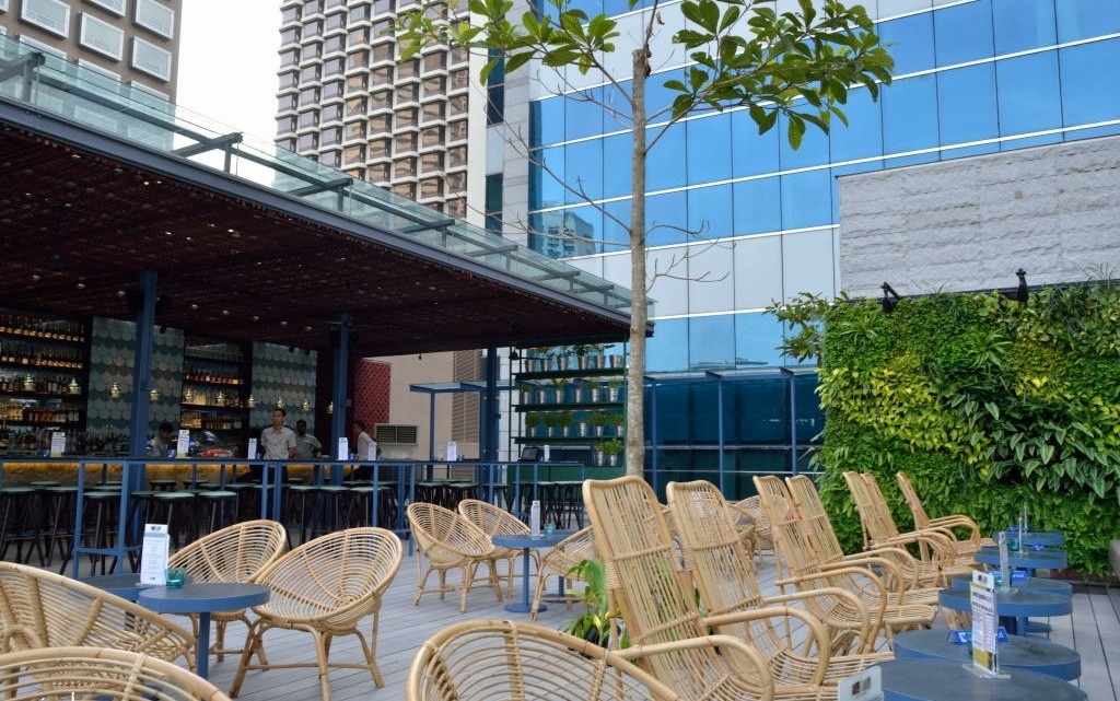 Loof: Khác với các quán bar khác, Loof có thiết kế đơn giản và gần gũi với thiên nhiên với dàn cây xanh được trồng tô điểm cho quán ngay giữa những khu tòa nhà văn phòng cao ốc. Đây được xem là nơi giải trí, thư giãn của dân văn phòng ở Cityhall. Thời điểm lý tưởng để đến Loof là trước 20h các ngày trong tuần để được hưởng giá ưu đãi.