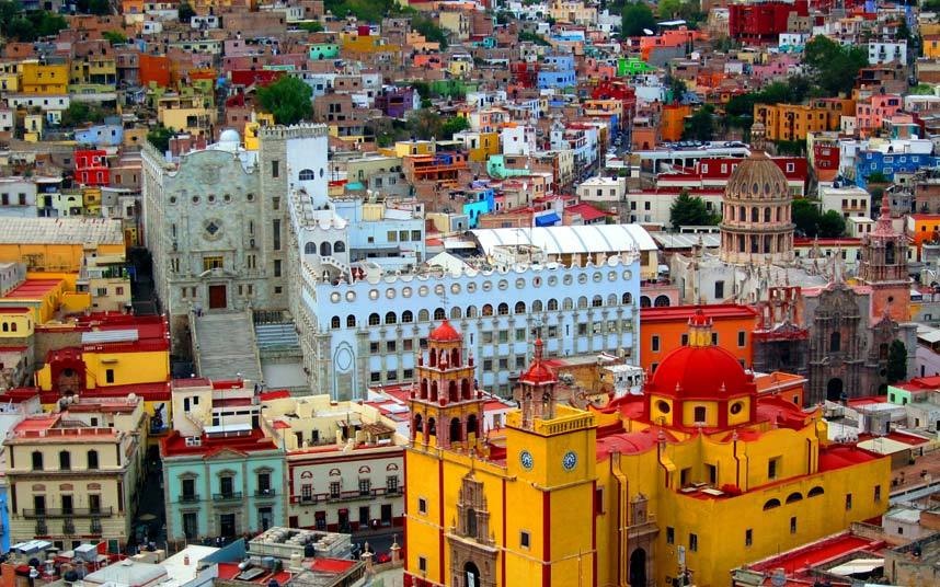 Guanajuato, Mexico: Thành phố lịch sử bao quanh bởi những quả đồi ở Mexico từng được giáo hoàng Benedict XVI đến thăm năm 2012. Du khách có thể quan sát toàn cảnh thành phố như một bức tranh đa sắc từ đài tưởng niệm El Pípila.