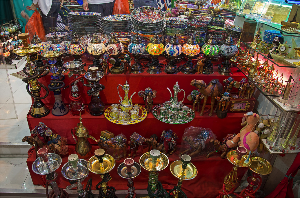 Deira: Nằm ở bờ bắc lạch Dubai, Deira là những con phố bán rất nhiều loại gia vị, vải vóc, thực phẩm và vàng. Deira Gold Souq nổi tiếng trên toàn thế giới, và cũng là lý do vì sao Dubai được gọi là thành phố vàng.