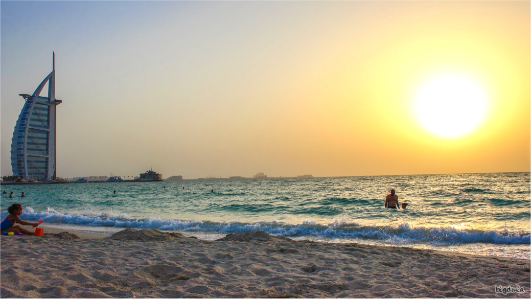 Bãi biển Jumeirah: Nước biển xanh biếc, bãi cát trắng phau với rất nhiều khách sạn, nhà hàng nằm dọc bờ biển, Jumerah là điểm đến yêu thích của rất nhiều du khách. Bạn còn có thể trượt nước hoặc nằm phơi nắng thư giãn bên bãi biển.