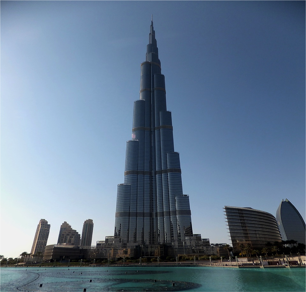 Burj Khalifa: Tòa nhà biểu tượng của Dubai cho du khách ngắm toàn cảnh biển và các tòa nhà, cảnh vật xung quanh. Thời điểm lý tưởng để đến đây là vào lúc hoàng hôn. Du khách nên đặt vé trước và thời điểm này có thể sẽ đắt hơn một chút. Vào ban đêm, cảnh đẹp ở đây cũng rất ngoạn mục.