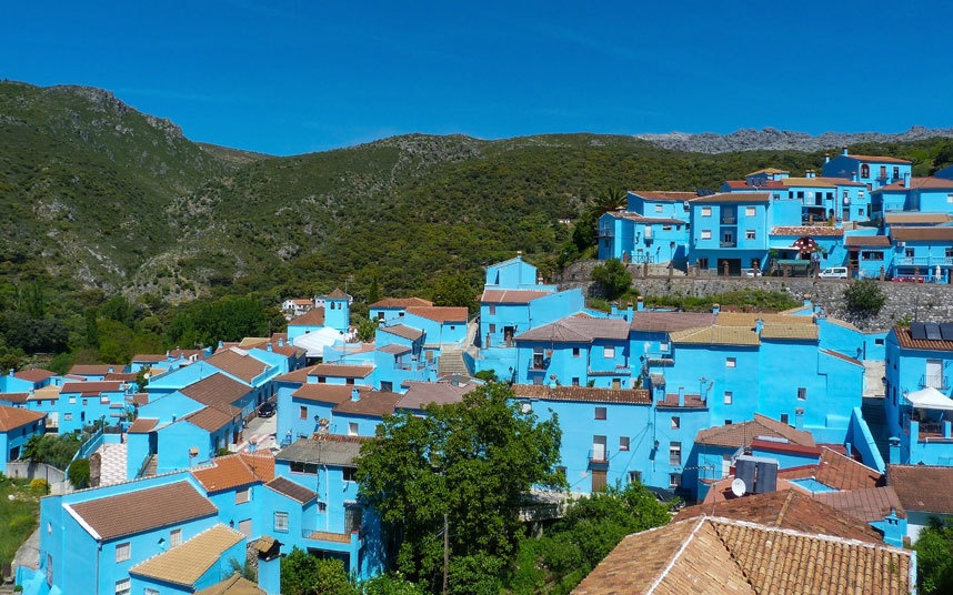 Júzcar, Tây Ban Nha: Thị trấn nhỏ ven biển ở tỉnh Málaga được sơn màu xanh năm 2011 để làm phim Smurfs. Sau đó, thị trấn có dân số 200 người này thu hút rất nhiều khách du lịch nên đã quyết định giữ nguyên màu sắc đặc biệt này.