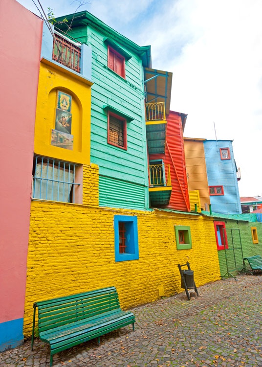 Buenos Aires, Argentina: Vùng La Boca nổi tiếng với những ngôi nhà được sơn bằng những gam màu tươi sáng, cùng con phố Caminito lịch sử được biết đến với những vũ công tango tài ba.