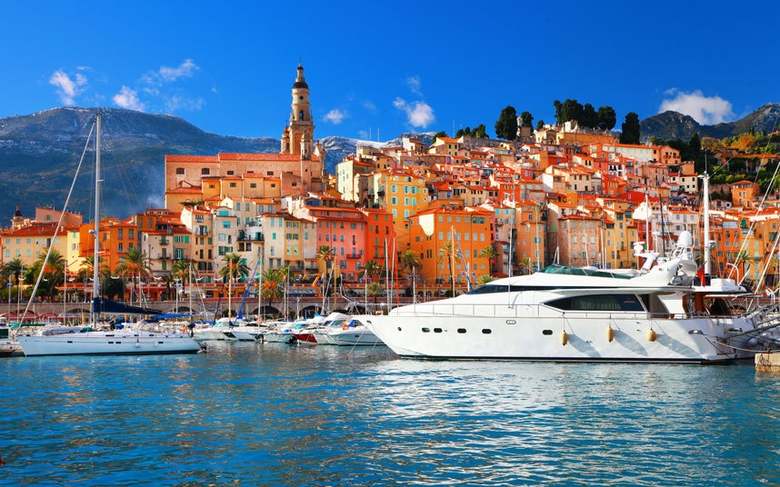 Menton, Pháp: Thị trấn từ thời trung cổ của Pháp đẹp như một bức tranh này vốn là điểm đến yêu thích của rất nhiều du khách Anh.