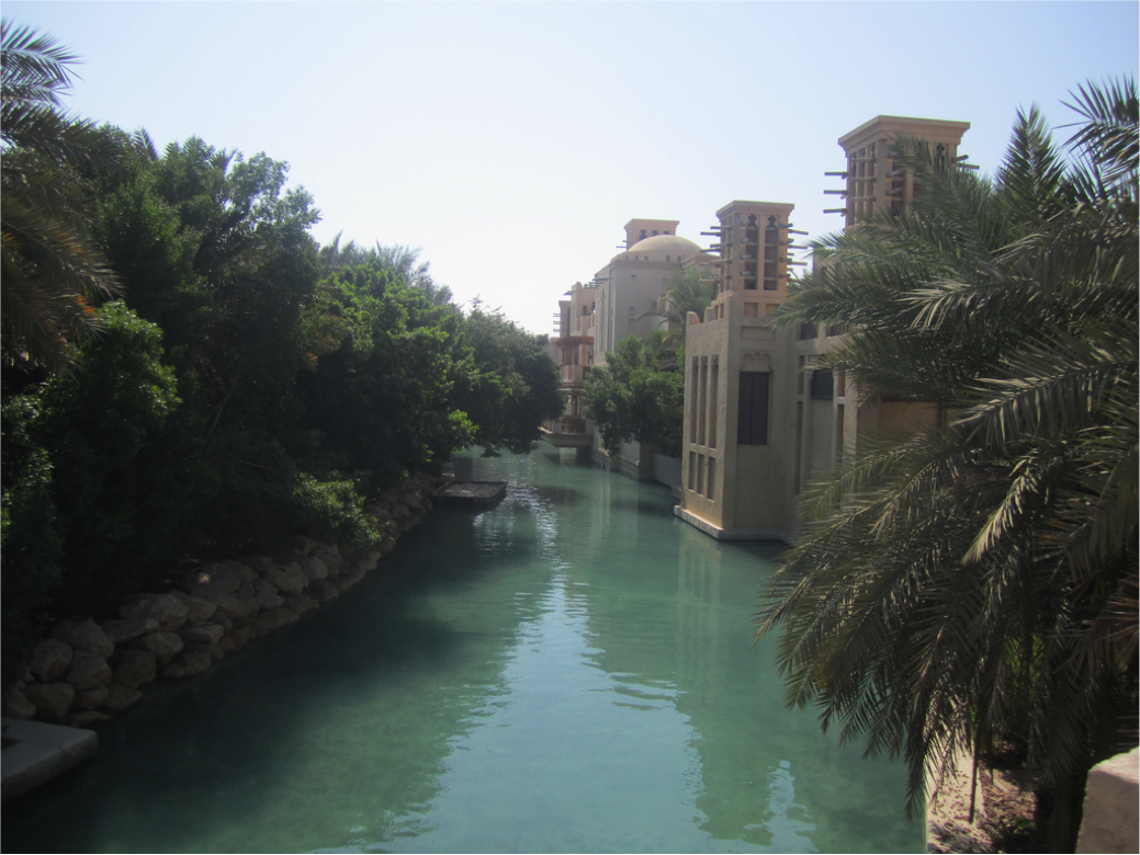 Dubai Creek: Ở trung tâm cũ của Dubai có một con lạch nước mặn khá nông. Du khách có thể đi dhow, một loại thuyền để du ngoạn dọc con lạch. Một cách khác là đi abra, cũng là một loại dhow nhỏ từ Bur Dubai đến Deira và ngược lại hoặc lên du thuyền ngắm ánh hoàng hôn lãng mạn.