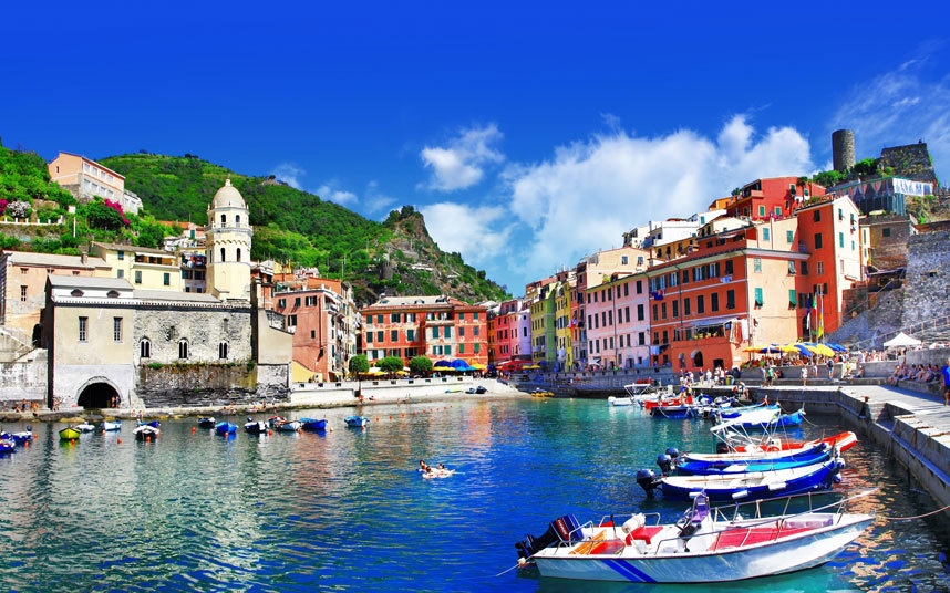 Vernazza, Italy: Vernazza là một trong 5 ngôi làng dọc bờ biển Cinque Terre. Cho tới cuối thế kỷ 19, người ta chỉ có thể đến đây được bằng thuyền hoặc những con đường mòn dựng đứng. Ngôi làng với những ngôi nhà sặc sỡ quay quanh một bến cảng đẹp như tranh vẽ.