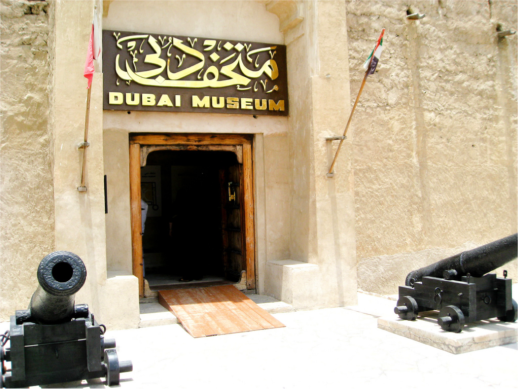 Bảo tàng Dubai: Mặc dù chỉ là một bảo tàng nhỏ, nhưng đây là cả kho tàng lịch sử và văn hóa về nguồn gốc của Emirates. Trong bảo tàng có nhiều cổ vật trưng bày về văn hóa và lối sống của Ả rập, cũng như các mốc phát triển trong lịch sử Dubai. 