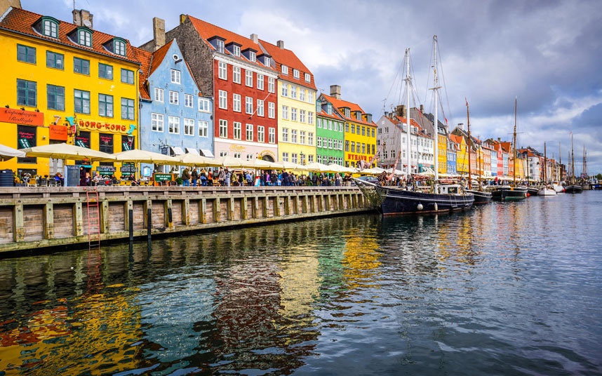 Copenhagen, Đan Mạch: Khu Nyhavn của thành phố Copenhagen nổi tiếng với những tòa nhà cổ nhiều màu sắc từ thế kỷ 17-18. Ở đây còn có nhà hàng Noma từng được bình chọn là nhà hàng tốt nhất thế giới trong vài năm.
