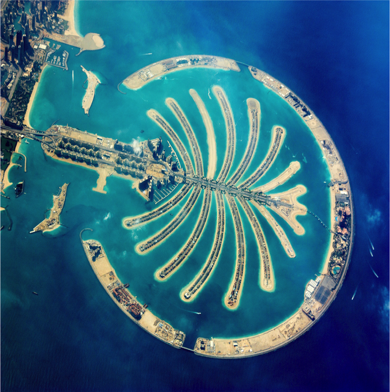 Quần đảo Palm: Đây là quần đảo nhân tạo có hình cây cọ, một tuyệt tác kiến trúc ở Dubai. Ở đây có 3 đảo với những khách sạn và khu nghỉ dưỡng sang trọng bậc nhất. Du khách có thể chiêm ngưỡng quần đảo từ trên máy bay, phà hay tàu điện.