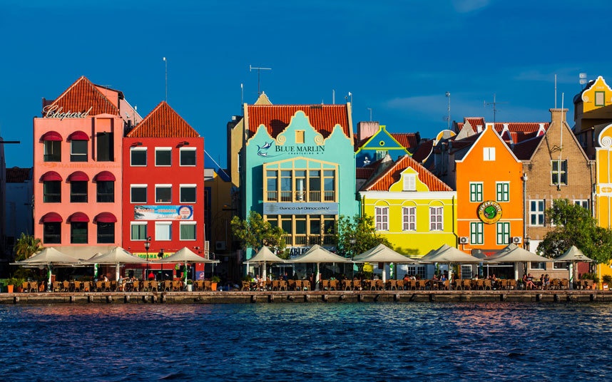 Curaçao, Caribbe: Thủ phủ sôi động của Curaçao là Willemstad, một trong những thành phố đẹp nhất vùng Caribbe với những ngôi nhà nhiều màu sắc kiểu Hà Lan.