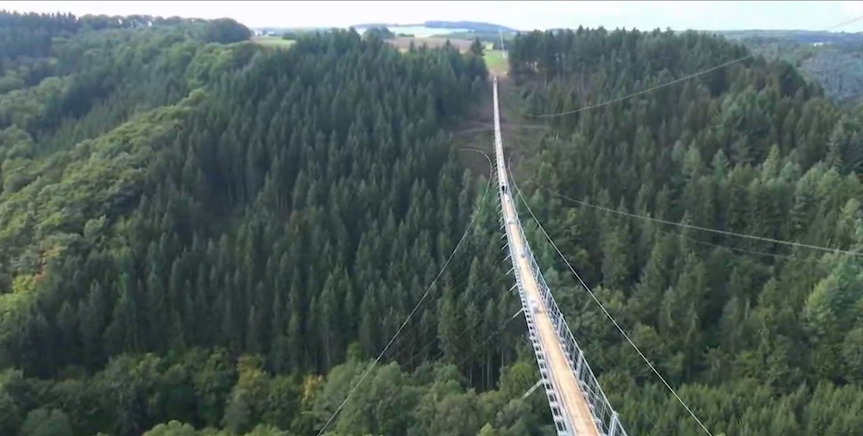 Sau khi hợp đồng thi công cầu được trao cho một hãng xây dựng của Thụy Sỹ, công trình được bắt đầu vào ngày 26/5 và hoàn thành trong thời gian kỷ lục. 130 ngày sau, cầu đã được mở cho du khách. Các nhà quản lý về du lịch còn sử dụng cây cầu để quảng bá cho những con đường mòn leo núi dài hơn 6 km trong vùng.