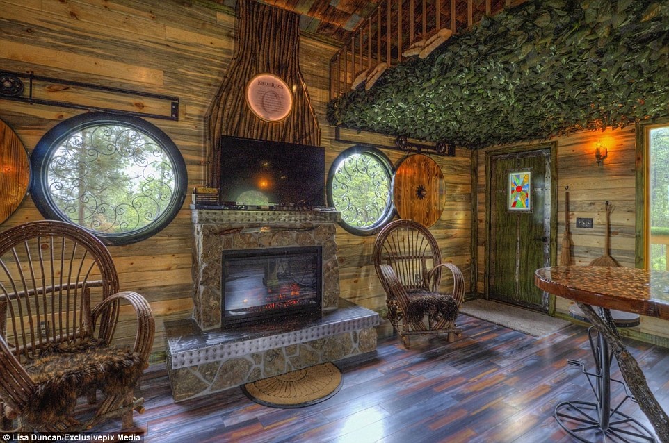 Gia đình ông Gordon Mack mua ngôi nhà này vào năm 2012 và quyết định biến nó thành một ngôi nhà hobbit.