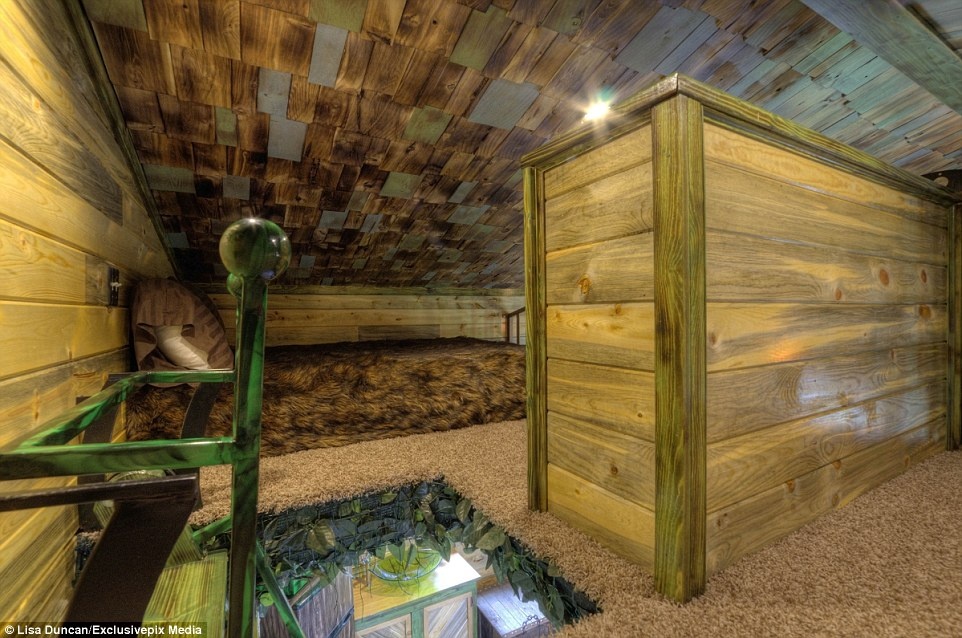 Du khách phải trèo lên cầu thang để vào nhà. Trong nhà có 2 khu vực để ngủ.