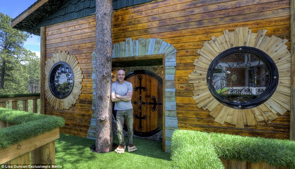 Gorden Mack nảy ý tưởng về ngôi nhà hobbit sau một lần đến thăm anh rể và nhìn thấy ngôi nhà trên cây dành cho các con.