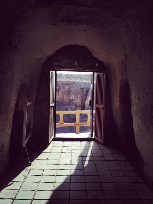 Truyền thuyết kể rằng, có một nhà sư khất thực tên là Le Zun. Một đêm vào năm 366 sau Công nguyên, nhà sư nhìn thấy hàng ngàn đức Phật tỏa sáng trên bầu trời Minh Sa. Sau đó, ông làm một ngôi đền với bức tượng Phật bằng vàng ở vách núi bên sông. Sau này, một nhà sư khác có pháp danh Fa Liang đến thăm Đôn Hoàng và tạo một chiếc hang thứ 2. Trong vòng vài thập kỷ, 70 hang động đã được chạm khắc ở Mạc Cao.