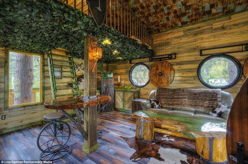 Trong căn phòng có đủ lò sưởi chạy bằng gas, điều hòa, tủ lạnh, TV màn hình phẳng, 2 chiếc giường cỡ lớn.