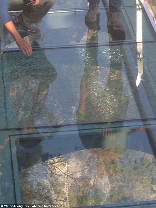 Hình ảnh cây cầu bị rạn sau khi một du khách làm rơi chiếc cốc.