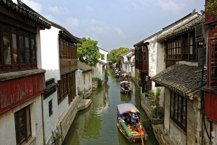 10. Châu Trang, Trung Quốc: Nằm cách Thượng Hải một giờ xe chạy về phía tây, Châu Trang là “thị trấn nước” lâu đời nhất Trung Quốc. Châu Trang  thu hút khách du lịch nhờ hệ thống kênh đào với những chiếc đèn lồng treo rủ, 14 cây cầu bắc qua các dòng kênh cùng những chiếc thuyền lững lờ chở du khách thưởng ngoạn. Vào tháng 6, ở đây còn có lễ hội thuyền rồng tưng bừng hấp dẫn.